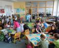 Bild: frd
Ihren Gästen aus dem Kindergarten gaben die Erstklässler der Grundschule erste Einblicke in die Welt der Buchstaben.