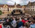 Bild: Armin Weigel
Zuschauer sitzen während der Thurn-und-Taxis-Schlossfestspiele mit der Oper „Nabucco“ im Fürstenschloss St. Emmeram.