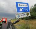 Bild: wro
Beim Unfall an der Anschlussstelle Wiesau entstand erheblicher Schaden. Die A 93 musste für rund eineinhalb Stunden gesperrt werden, die Feuerwehren leiteten den Verkehr um.