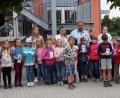Bild: fvo
Den druckfrischen Ferienprogrammflyer stellen Anna-Lena Bojer von der Marktverwaltung, Bürgermeister Josef Beimler und Gemeinde -Praktikantin Dahlia Hoffleuchter-Novarro der Grundschulrektorin Carina Hartwig (von links) und den Kindern der Wolfgang-Caspar-Printz-Grundschule vor.