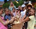 Bild: gi
Mit Begeisterung waren die Kinder beim Brotbacken am Remmerer-Hof. Teig kneten machte besonders großen Spaß. Andrea und Sandro Stefinger führten sie in die Geheimnisse des Brotbackens ein.