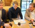 Bild: ohr
Bauoberrat Andreas Ettl, Projektleiter Christoph Hartmann und Bürgermeister Hans Gradl (von links) sprachen bei der Teil-Bürgerversammlung über den Hochwasserschutz an der Schwarzach.