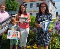 Bild: jr
Beim Sommerferienleseclub gibt es wieder schöne Preise zu gewinnen. Von links Zweiter Bürgermeister Stefan Grillmeier, Luca und Sandra Schug sowie Büchereileiterin Viola Rieß mit den Hauptpreisen.