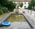 Bild: do
Der Dorfbrunnen inmitten der mustergültig sanierten Gebäude des großen Klosterhofes plätschert wieder