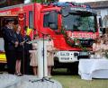 Bild: wlr
Das neue Prachtstück der Etzenrichter Feuerwehr wird gesegnet. Kommandant Michael Roith und Patin Liane Heinze hören den Geistlichen aufmerksam zu.