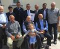 Bild: nbu
Zahlreiche Vereinsvertreter, die Markt- und Pfarrgemeinde gratulierten Johann Graf aus Weickenricht (sitzend Mitte) zum 90. Geburtstag (sitzend von links): Alfons Merkl sen. (Kirchengemeinde Seugast), Jubilar Johann Graf mit Urenkelin Emilia, Manfred Fritsche (KAB-Vorsitzender). Stehend von links: Johann Ruprecht, 1. Vorsitzende Isolde Schmidt, 2. Vorsitzender Andreas Götz (beide FF Seugast), Bürgermeister Norbert Bücherl, 2. Bürgermeister Helmut Klier, Johann Großer (Siedlergemeinschaft Freihung) und Georg Kraus.