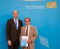 Bild: Bayerisches Staatsministerium der Finanzen und für Heimat
Finanz- und Heimatminister Albert Füracker und Bürgermeister Werner Walberer bei der Übergabe des Breitband-Förderbescheids für die Pressather Schule.