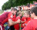 Bild: bey
Die Autogramme der Spieler des SSV Jahn Regensburg sind nach dem Match sehr gefragt.