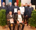 Bild: fz
Emmeram Merther ist die Hälfte der 150 Jahre Mitglied in der Feuerwehr, Adolf Giehl seit 65 Jahren (sitzend von links). Ehrenschirmherr und Landrat Andreas Meier (links) sowie Schirmherr und Bürgermeister Karlheinz Budnik (zweiter von rechts) sind beeindruckt und gratulieren zusammen mit Vorsitzendem Christian Münchmeier auch den weiteren Geehrten.