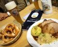 Bild: Wolfgang Kumm/dpa
Schweinebraten mit Knödeln, Brezen und ein Weizen - das schmeckt ja eigentlich nur in bayerischen Wirtshäusern