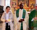 Bild: do
Bunt, laut, hilfsbereit und mit viel Humor gestaltete Vikar Dr. Chinedu Paul Ezenwa (Bildmitte) seine dreijährige Seelsorgetätigkeit in Eschenbach. Nun verabschiedete Dekan Thomas Jeschner (re) den aus Ost-Nigeria stammenden Geistlichen nach Pullenreuth. Dort übernimmt er die neugebildete Pfarreiengemeinschaft Pullenreuth/Neusorg. In die Pfarrei Bruck wird Gemeindereferentin Eva-Maria Frohmann versetzt.