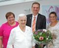 Bild: sm
Bürgermeister Ernst Schicketanz gratuliert Gertraud Betz (Zweite von links) im Seniorenwohnheim Löffler zum 85. Geburtstag.