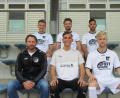 Bild: mr
Sie sollen dem Kader des 1. FC Schwarzenfeld mehr Breite geben: Die Neuzugänge (hinten von links) Marius Stangl (eigene A-Jugend), Jonas Fuchs (SC Ettmannsdorf II), Enis Yalcin (SC Ettmannsdorf II) und (vorne von links) Trainer Wolfgang Richthammer, Adrian Imeri (eigene A-Jugend) und Constantin Ruhland (reaktiviert).
