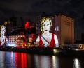 Bild: Christina Iberl 
Das historische Regensburger Stadtlagerhaus bot im Bayernhafen eine imposante Kulisse für die Aufführung von Giacomo Puccinis Oper „Tosca“ durch das Theater Regensburg.