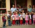 Bild: bod
Elternbeiratsvorsitzender Christian Kneidl (hinten, von links), Marianne Birneder-Weiß und Kerstin Fuchs vom Kinderkulturkreis sowie Kindergartenleiterin Barbara Krauthahn mit den 15 glücklichen Gewinnern.