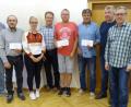 Bild: fsb
Spendenübergabe im Rathaus (von links): Bürgermeister Martin Schregelmann, Karl Waldeck (Imkerverein), Corinna Smola, Reinhard Kleber (CSU), Rainer Smola (Damenabteilung des SV), Martin Moller (Tennisclub), Uli Danzer (UPW) und Rudolf Teichmann (SPD)