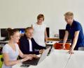 Bild: mia
Reichlich Technik-Ausstattung für den Unterricht: Die beiden Azubis Sarah Gösch und Maximilian M (sitzend) mit ihren Lehrkräften Eva-Maria Dimler und Thomas Feyrer (stehend).