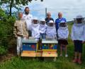 Bild: fz
Klassenlehrerin Susanne Friedrich leitet mit den Kindern das Bienenprojekt. Imker Matthias Wirth leitet an. Alfred Wulfänger und Karl-Heinz Buchberger (hinten von links) vom Obst- und Gartenbauverein hatten die Idee.
