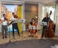 Bild: dob
Der Vohenstraußer Albert Sommer (Kontrabass) kam mit seiner Ehefrau Ute (Violincello) sowie seinen Freunden Christoph und Konstantin Thomas (Viola und Violine) aus Weiden und Geigerin Maresie Schmidt aus Neumarkt (von rechts nach links). Sie beschenkten die Zuhörer unter anderem mit drei Sätzen aus Mozarts wohl bekanntestem Werk "Die kleine Nachtmusik".