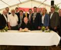 Bild: bey
Weihbischof Reinhard Pappenberger trägt sich im Festzelt des Kulturkreises Pleystein als erster ins Goldene Buch der Stadt Pleystein ein. Ihm folgen Schirmherrin Petra Vorsatz (Sechste von links), der Vorstand des Kulturkreises (links), die Geistlichkeit mit Pater Reinhold Schmitt (Zweiter von links), Stadtpfarrer Pater Hans Ring (Sechster von rechts), Bürgermeister Rainer Rewitzer und die Vertreter des Stadtrates (rechts).