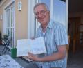 Bild: lue
Als Mitglied der Kolpingsfamilie kümmert sich Zweiter Bürgermeister Johannes Reger um Planung und Koordination der Sau am Spieß beim Bürgerfest in Erbendorf. Das „Buch der Schweine“ hilft dabei.