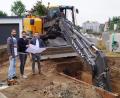 Bild: du
Aufmerksam verfolgen Bürgermeister Ernst Lenk, Vorhabenträger Alexander Robl und Architekt Michael Vogel (von rechts) die derzeitigen Kanalanschlussarbeiten für das neue Baugebiet „Bachstraße I“.