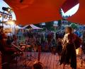 Bild: eib
Mit der Szene warm werden, das ging gut bei der Eröffnungsmusik auf der Hauptbühne mit "Ashim & Friends", zu denen sich auch Organisator David Mages (rechts) an der Gitarre gesellte
