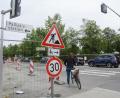 Bild: Gabi Schönberger
Der Fußgängerüberweg vom Klinikum Richtung Stadtfriedhof und umgekehrt ist zwar außer Betrieb, wird aber dennoch genutzt. Bis September soll er als Querungshilfe neu entstehen. Bis Anfang September sind alle Baumaßnahmen beendet.