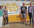Bild: twi
Maria Schlögl, Nicole Wiederer, Thomas Käsbauer und Bürgermeister Konrad Kiener (von links) vor dem neuen großen Bürgerfest-Transparent: Es kann wiederverwendet werden und wurde in Zusammenarbeit von Nicole Wiederer und Sarah Segerer entwickelt.