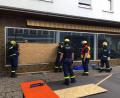 Bild: ihl
THW-Leute sichern die Bruchstelle im Schaufenster ab, damit sich niemand verletzen kann.
