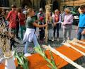 Bild: gfr
Langeweile kam für die Schülerinnen und Schüler der Realschule und des Max-Reger-Gymnasiums beim Landwirtschafts-Informationstag auf dem Amberger Bauernmarkt nicht auf, wie etwa am „Getreidestand“, wo ALEF-Pflanzenbauberater Wolfgang Wittmann (r.) die gängigen Getreidesorten erklärte.