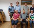 Bild: gi
Der Förderverein Musikschule Moosbach wird die nächsten drei Jahre von diesem Team um Vorsitzenden Hans Roßmann (vorne, Mitte) geführt. Dazu gratulieren Bürgermeister Hermann Ach und Musikschulleiter Wolfgang Ziegler (von links).
