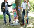 Bild: abi
Stefan Frank und Volker Dittmar (von links) freuen sich schon auf viele kleine und große Künstler beim Workshop „Faszination Farbe – wir bemalen Holzstelen“.