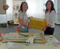 Bild: tr
Nicole Schuller und Marion Papsch (von links) tragen beim Aufbau der Ausstellung einen Briefmarkenautomat aus dem Jahr 1936.