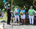 Bild: lep
Beim Sommerfest des Kinderhauses werden Veronika Lehner und Anita Leipold (Zweite und Dritte von links) für 35 Dienstjahre geehrt. Maria Thumbeck kann auf 30 Jahre Zugehörigkeit blicken (Zweite von rechts). Leiterin Waltraud Kroher (rechts) und Pfarrer Augustin Lobo danken ihnen für ihre loyale und zuverlässige Arbeit sowie ihre Treue.