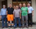 Bild: weu
Bürgermeister Weigl (rechts) verabschiedete den langjährigen Bauhofleiter Hans Ruml (Mitte) in den Ruhestand. Hubert Hammerer (Zweiter von links) bestellte er als neuen Chef des Bauhofs und Christian Weber (Zweiter von rechts) zum Stellvertreter.