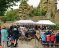 Bild: bsc
Viele Christen beteiligten sich am Berggottesdienst der evangelischen Kirchengemeinden Waldershof, Neusorg, Mitterteich, Thumsenreuth und Krummennaab vor der imposanten Kulisse der Burgruine Weißenstein.