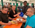 Bild: exb/Reichl
Ein glückliches Händchen ist gefragt bei der Tombola des Pfarrfests St. Elisabeth.