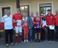 Bild: fz
Marion und Armin Grohmann (dritte und vierte von links) überreichen an die Spielführer der DJK Weiden den Wanderpokal.