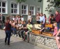 Bild: sei
Eine Percussion-Gruppe eröffnete die Vernissage und somit den "Kungstgenuss unter der Linde" musikalisch, Rektor Günther Paul (links) begrüßte die Gäste.