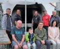 Bild: twi
Vormittag wird Brot gebacken, am Abend dann knuspriger Schweinebraten. Der Vorsitzende der Feuerwehr, Konrad Kiener (Zweiter von links, hinten), der Vorsitzende der Soldatenkameradschaft Josef Giesl (Mitte) und der Erbauer des Backofens, Heinrich Eichinger (Vierter von links) schauen nach, ob der Braten fertig ist.