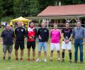 Bild: Christian Skiefe
Die SVE-Vorsitzenden (von links) Benjamin Rischkau und Christoph Miszka sowie (rechts) Bürgermeister Roman Berr gratulieren den Kapitänen der Teams des Vier-Gemeinden-Turniers.