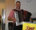 Bild: öt
Der "Reichenbächer" alias Stefan Bayerl aus Nagel sorgte beim Sommerfest des Senioren-Servicehauses Neusorg mit Musik und Gesang für Stimmung und gute Laune.