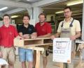 Bild: Hirsch
Lehrling Johannes Graf (Zweiter von links) hat als Gesellenstück ein Telefon-Sideboard gefertigt. Obermeister Fabian Kraus, die Ausbilder Christian und Martin Weniger, und Vorstandsmitglied Michael Bräu (von links) werben für die Ausstellung der Gesellenstücke am Sonntag im Oberpfälzer Künstlerhaus.