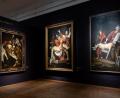 Bild: Bayerische Staatsgemäldesammlungen/Margarita Platis
In der Alten Pinakothek in München läuft derzeit die Sonderausstellung "Utrecht, Caravaggio und Europa". Im Zentrum stehen die von Michelangelo Merisi, genannt Caravaggio (1571–1610), beeinflussten europäischen Maler, allen voran die Utrechter Künstler Hendrick ter Brugghen (1588–1629), Gerard van Honthorst (1592–1656) und Dirck van Baburen (1595–1624). Das Bild zeigt (von links) die Gemälde "Die Grablegung Christi" von Dirck van Baburen (1617/18), Caravaggio (1602/03) und Nicolas Tournier (1635/38).