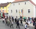 Bild: boj
Mit der Sanierung des neuen Pfarrheims (Mitte) hat Niedermurach ein Schmuckstück im Ortskern erhalten. Der Marsch nach dem Festgottesdienst führte die kirchlichen und weltlichen Vereine zu diesem neuen Begegnungsort.