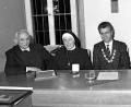 Archivbild: wmr
Schwester Benigna (Mitte) bei der Verleihung der Goldenen Ehrenmedaille im November 1990 mit dem damaligen Bürgermeister Karl Haberkorn (rechts) und dem damaligen Stadtpfarrer Siegfried Richter.