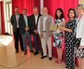 Bild: wec
Florian Junkes (Vorsitzender ZEN), BürgermeisterJosef Gilch, Landrat Richard Reisinger, Manfred Klemm, Schulleiterin Heidrun Leitz und ihre Vorgängerin Maria Dandorfer sowie Schulamtsleiterin Beatrix Hilburger (von links) freuen sich über die Auszeichnung.