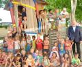 Bild: ohr
Der Kindergarten St. Christophorus Stulln beteiligte sich am Kita-Wettbewerb des Handwerks „Kleine Hände – große Zukunft“. Als Dankeschön fürs Mitmachen verteilte der Vizepräsident der Handwerkskammer Niederbayern/Oberpfalz, Albert Vetterl (rechts), im Beisein von Sonja Reitinger (links) Brezen an die Mädchen und Buben.