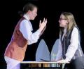 Bild: Hirsch
Johanna Weich (links) und Finnja Süß (rechts) diskutieren über ein neues Stück von Shakespeare.
